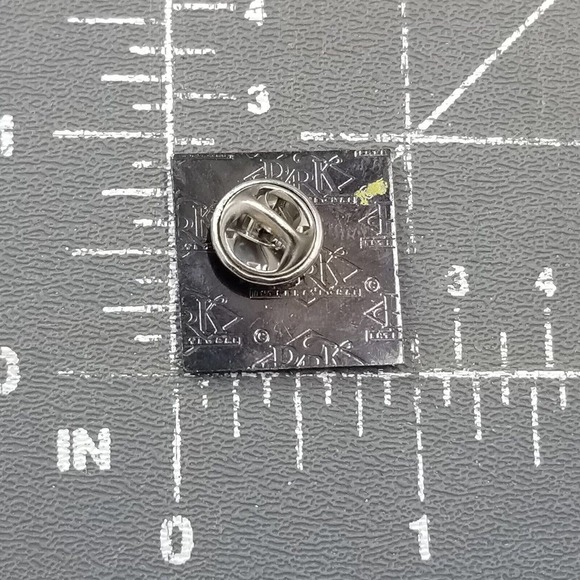 Moose Crossing Minnesota Warning Sign Animal Yellow Brown Lapel Pin Souvenir - Picture 3 of 4